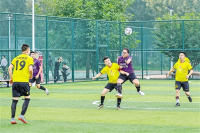 法兰克福4-1大胜阿贾克斯，格策双响，埃基蒂克1传1射